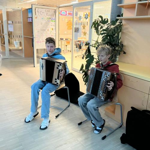 Bild zeigt 2 Buben mit der Steirischen