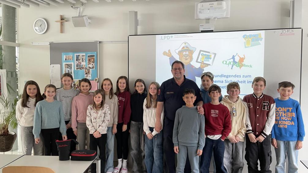 Bild zeigt Schüler mit Polizist