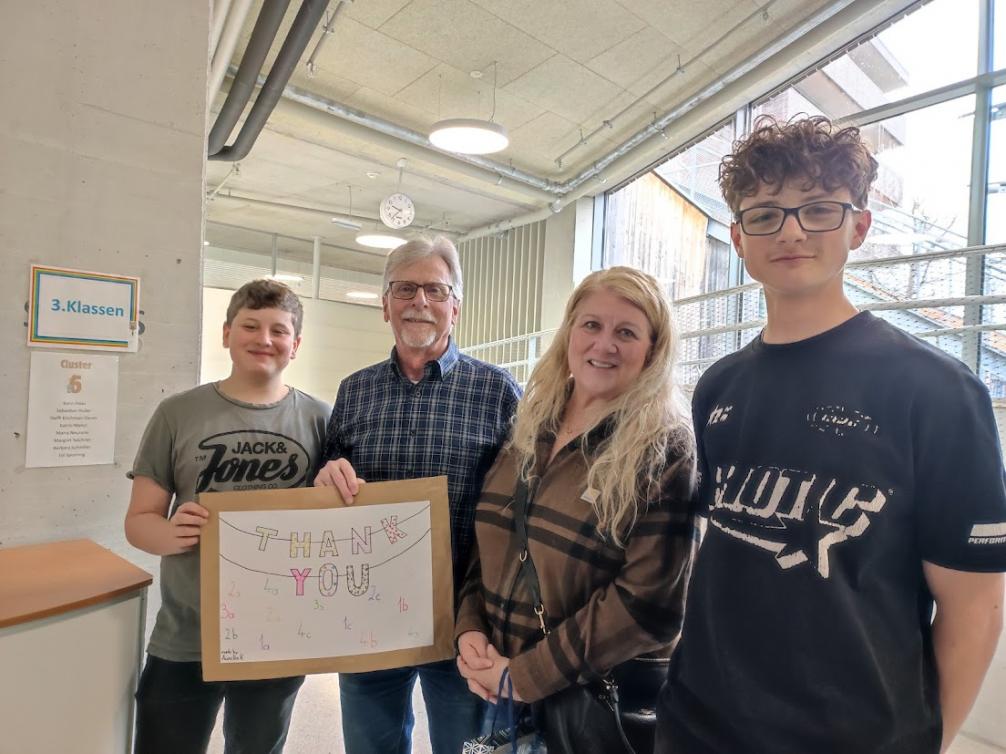 Bild zeigt Scott and Sherry mit 2 Schülern