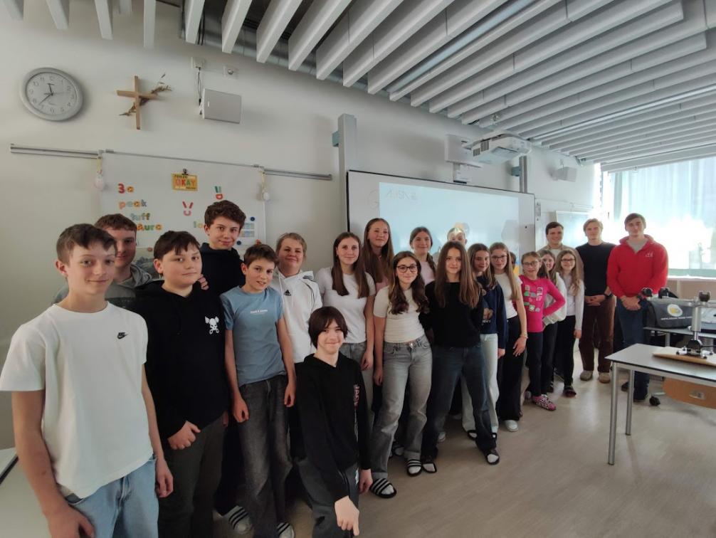 Bild zeigt Schüler mit Studenten