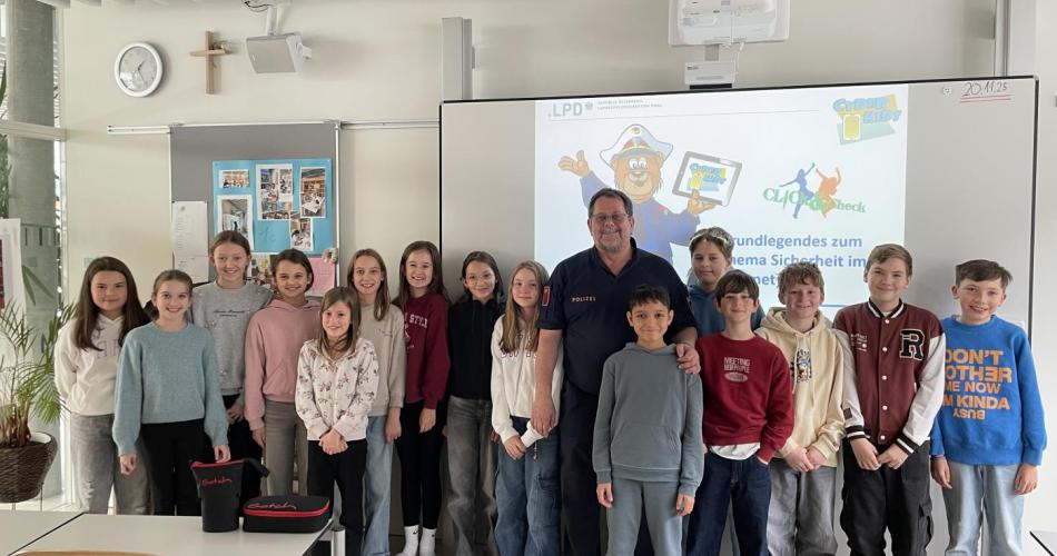 Bild zeigt Schüler mit Polizist