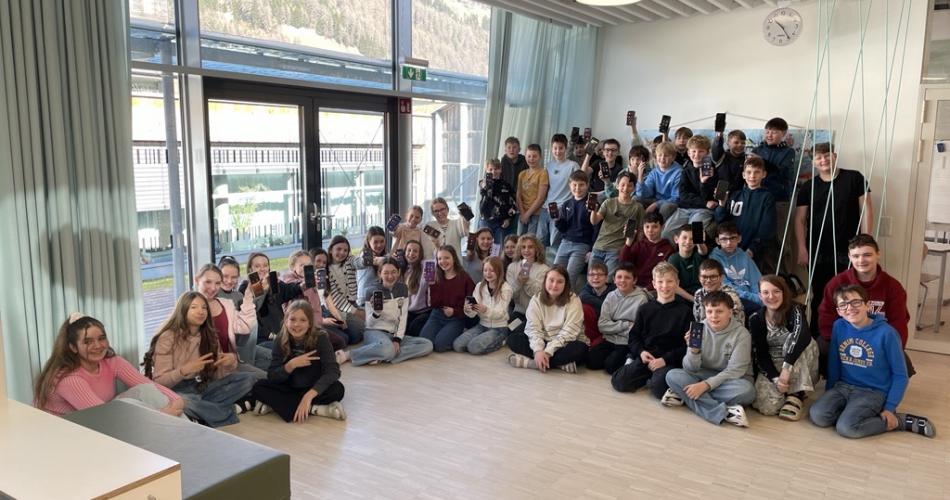 Bild zeigt Schüler mit Handys