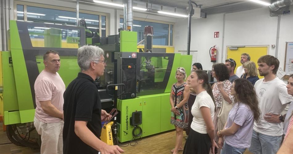Bild zeigt Lehrer in Werkstatt
